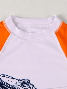 Dettaglio delle maniche raglan con cuciture di precisione su costume da bagno bimbo UV