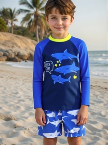Foto all'aperto di rash guard a maniche lunghe e pantaloncini da bagno per bambini