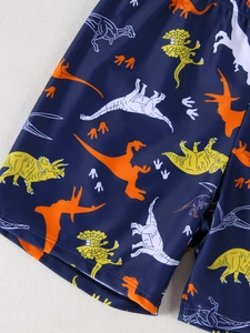 Dettaglio del costume da bagno bambino blu navy con stampa dinosauri e tessuto ad asciugatura