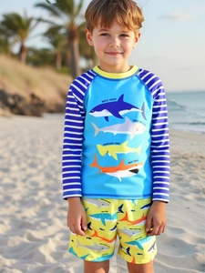 Dettaglio del set da nuoto per bambini a maniche lunghe con pantaloncini a squalo