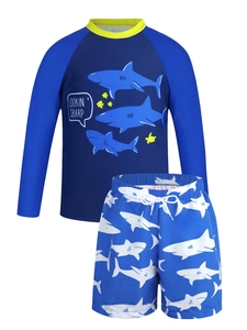 Dettaglio del costume da bagno a maniche lunghe per bambini con motivo a squalo