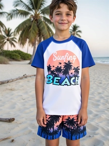 Detailansicht des zweiteiligen Jungen-Badeanzugs mit Palmenprint und Strandgrafik