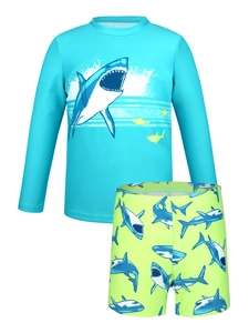 Platliggende set van jongens zwemkleding met lange mouwen en neon groene zwembroek