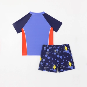 Zweiteiliger Kinder-Badeanzug für Jungen mit Kurzarm-Oberteil und gemusterter Badehose
