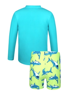 Detail van blauw zwemshirt met lange mouwen en groene zwemshort met haaienprint