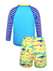 Dettaglio dei pantaloncini da bagno con squali per bambini e maglia solare con strisce