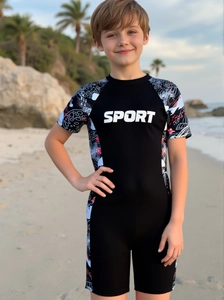 Detailansicht vom Jungen-Badeanzug in Schwarz mit Sport-Print und Farbmuster
