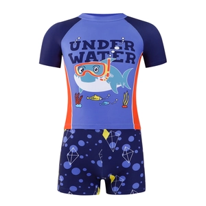 Zweiteiliger Jungen-Badeanzug mit Cartoon-Hai-Print und gepunkteter dunkelblauer Badehose