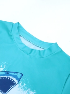 Detail van groenblauw zwemshirt met haaienprint en versterkte stiksels bij de halslijn
