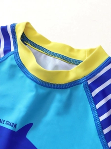 Dettaglio del colletto del costume da bagno bimbo a maniche lunghe con squalo balena