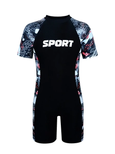 Details des Jungen-Schwimmanzugs mit 'SPORT'-Schriftzug und Meeresbewohner-Print