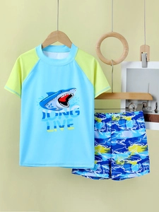 Détail d'un maillot de bain deux pièces pour garçons avec motif requin rigolo