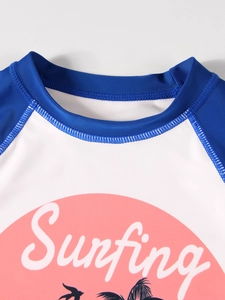 Detail der Surfbekleidung für Jungen mit Palmenprint und schnell trocknendem Material
