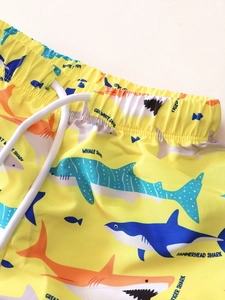 Dettaglio dei pantaloncini da bagno ad asciugatura rapida con stampe di squali