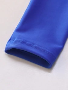 Dettaglio del polsino del costume blu elastico con cucitura a doppio ago resistente
