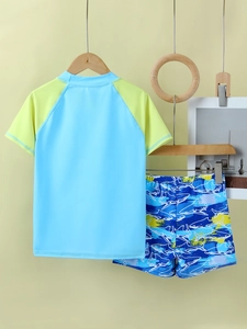 Vue détaillée du short de bain motif requin et t-shirt de bain pour garçon sur un cintre