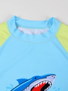 Détail du haut de bain enfant avec motif requin et coutures plates à manches courtes