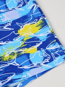 Gros plan du motif requin et des coutures sur le tissu de maillot de bain pour enfants