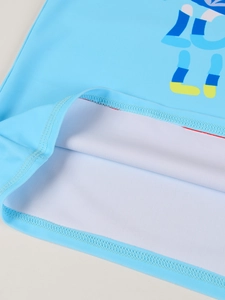 Détail du maillot de bain bleu pour garçons montrant les coutures et le tissu séchage rapide