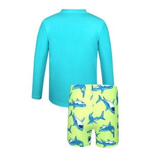 Kindertweedelig zwempak met blauw shirt met lange mouwen en zwembroek met haaienprint