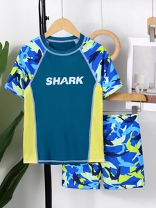 Dettaglio del set da nuoto per bambini a maniche corte con stampa SHARK e motivo squalo