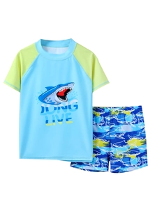 Détail du maillot de bain deux pièces pour garçons avec motif requin et manches courtes
