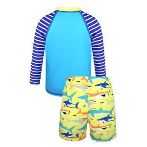 Completo mare bimbo a maniche lunghe con squalo, top a righe blu e pantaloncini gialli