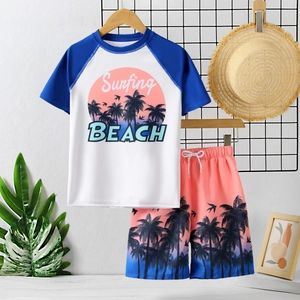 Zweiteilige Jungen-Bademode mit Kokospalmen-Druck und Surfing Beach Grafik