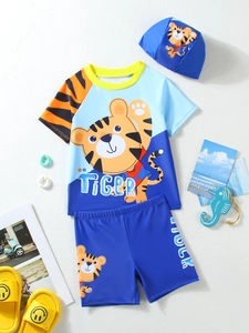 Driedelig zwempak voor jongens met tijgerprint en decoratieve zomerse vakantie-items