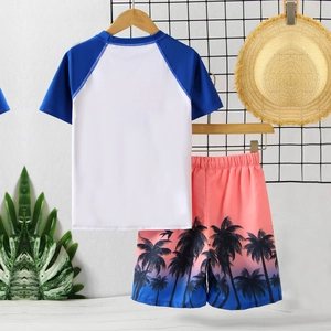 Zweiteiliger Jungen-Badeanzug mit blauen Raglanärmeln und tropischem Kokosnuss-Print