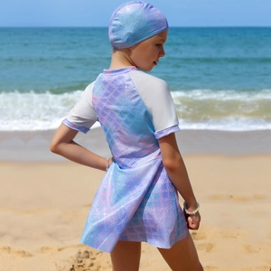 Mädchen Badeanzug im Meerjungfrau-Stil mit Badekappe in lila-blauem Farbverlauf