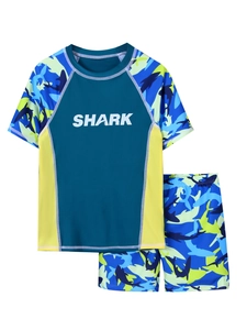 Dettaglio in piano del costume da bagno due pezzi da bambino con stampa e scritta shark