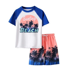 Zweiteilige Jungen-Bademode mit Kokosnuss-Print und kurzärmeligen Strandshorts