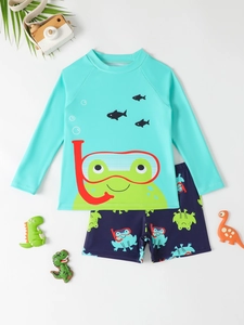 Costume da bagno due pezzi da bambino con maglia a maniche lunghe e pantaloncini con stampa