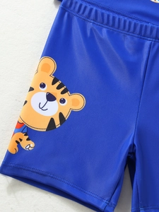 Detail van blauwe sneldrogende zwembroek met schattige tijgerprint en elastische taille