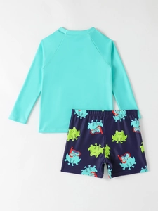 Vista piatta di rash guard a maniche lunghe da bambino e pantaloncini con stampa a rana