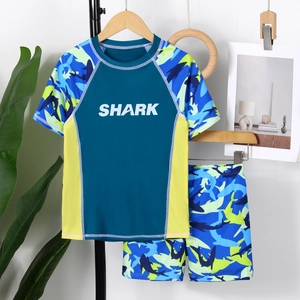 Completo mare due pezzi per bambino con maglia a maniche corte e stampa di squalo