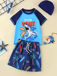 Détails à plat de l'ensemble de bain pour garçon avec bonnet et short imprimé requin