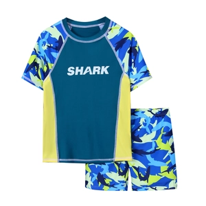 Costume da bagno due pezzi per bambini con stampa mimetica squalo e maglietta a maniche corte
