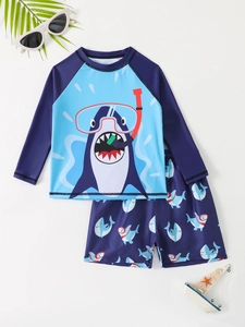 Détail de l'ensemble de bain pour enfants avec motif requin, manches longues et séchage rapide