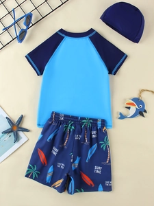 Détail à plat de l'ensemble de bain bleu 3 pièces pour garçon avec imprimé surf et décor