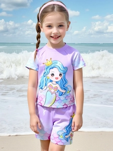 Dettaglio del costume da bagno due pezzi sirena per bambina con top viola e shorts
