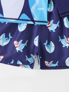 Vue détaillée du maillot de bain garçon à séchage rapide avec motifs de requins