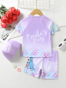 Dettaglio del costume da bagno a tre pezzi a sirena per bambina con protezione solare