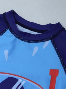 Détail des coutures plates et du col rond sur le maillot de bain séchage rapide