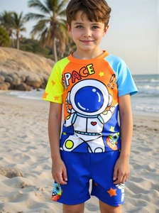 Detalle del traje de baño de dos piezas para niños con astronauta y texto de Space