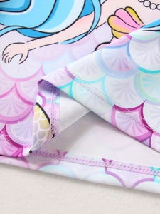 Dettaglio macro del motivo a squame di sirena e cucitura dell'orlo rosa del costume bimba