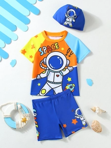 Detalle en plano de bañador infantil de tres piezas con tema espacial y gorro