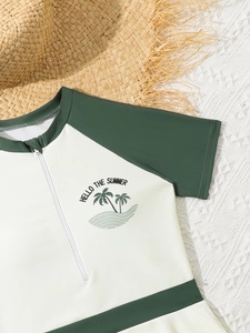 Detalle de bañador para niña con estampado de verano y cómodo diseño de cremallera