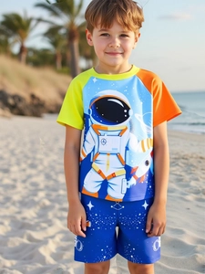 Détail d'un maillot de bain deux pièces pour garçon avec imprimé astronaute et manches colorées